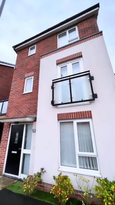 3 Stories, 5 Bedroom House In Prime Location With Balcony And Shared Garden Liverpool Exterior photo