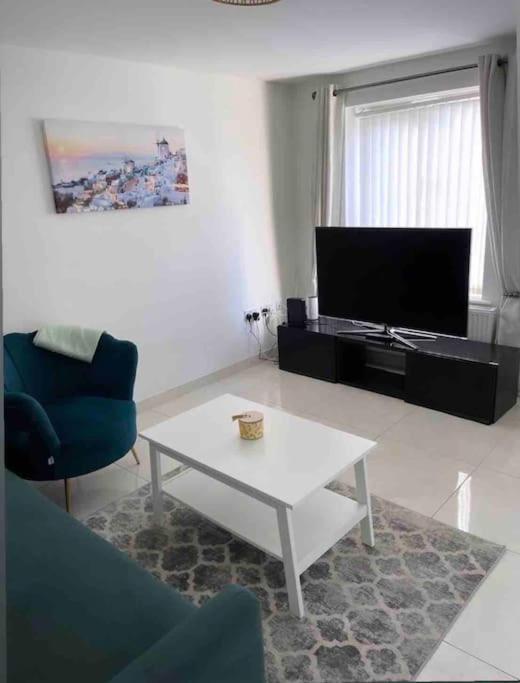 3 Stories, 5 Bedroom House In Prime Location With Balcony And Shared Garden Liverpool Exterior photo