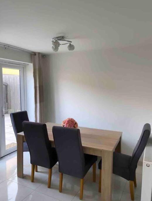 3 Stories, 5 Bedroom House In Prime Location With Balcony And Shared Garden Liverpool Exterior photo