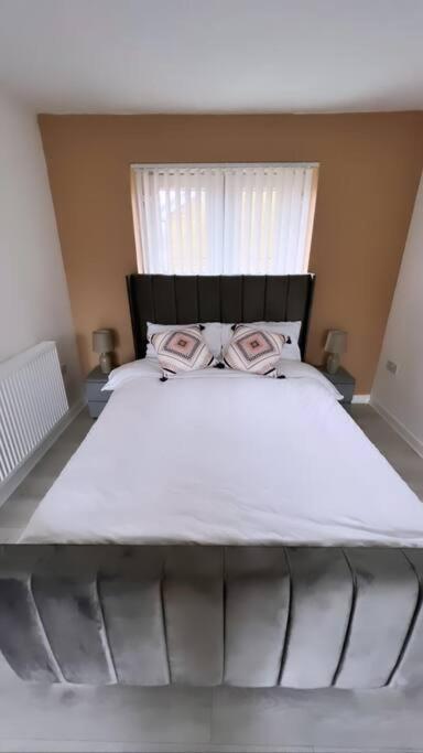 3 Stories, 5 Bedroom House In Prime Location With Balcony And Shared Garden Liverpool Exterior photo
